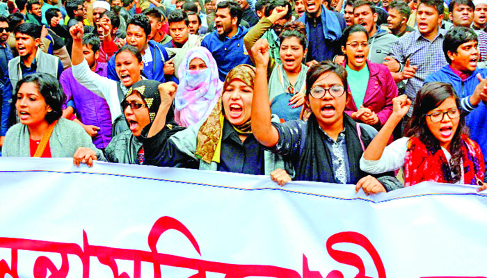 ডাকসু ভিপি নুরের ওপর হামলার প্রতিবাদে ক্যাম্পাস উত্তাল