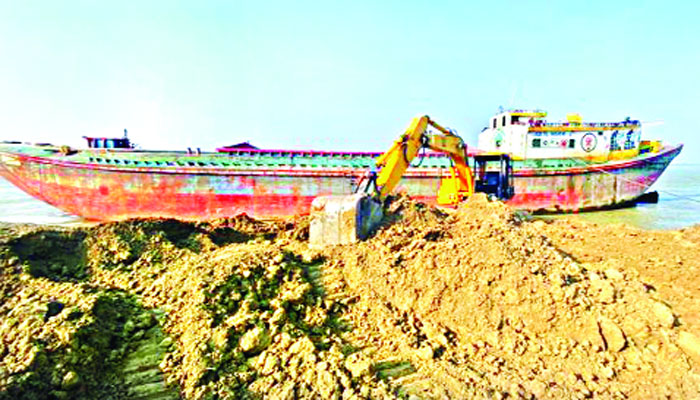 বিক্রি হয়ে যাচ্ছে নদীপাড় ফসলি জমির মাটি-বালু