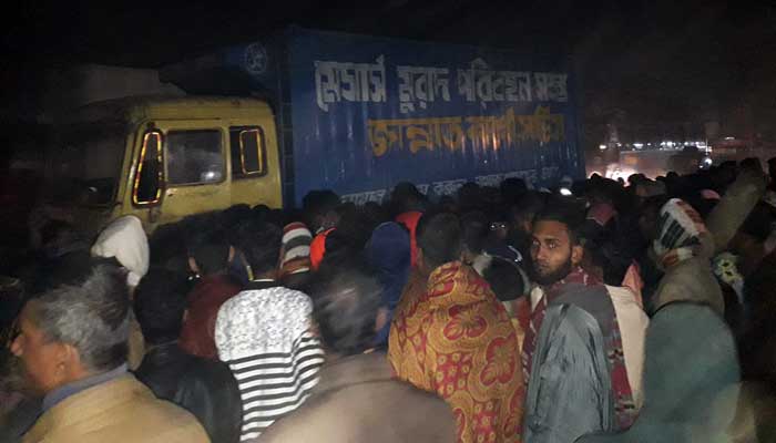 সড়কের পাশে দাঁড়িয়ে থাকা কাভার্ডভ্যানে মিলল রক্তাক্ত লাশ