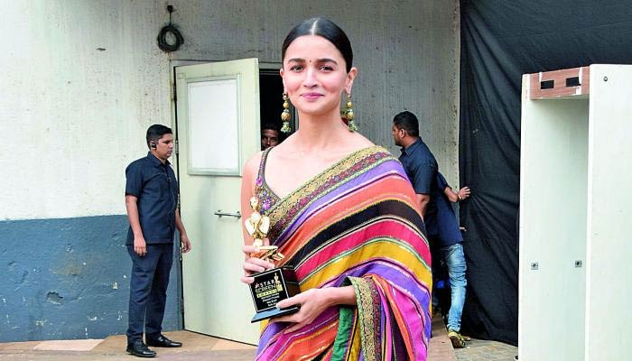 'অ্যাওয়ার্ড' চুরি করেছেন আলিয়া!