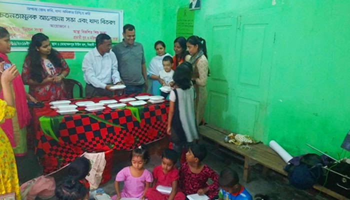 দুস্থ শিশুদের মাঝে আস্থা'র খাবার বিতরণ