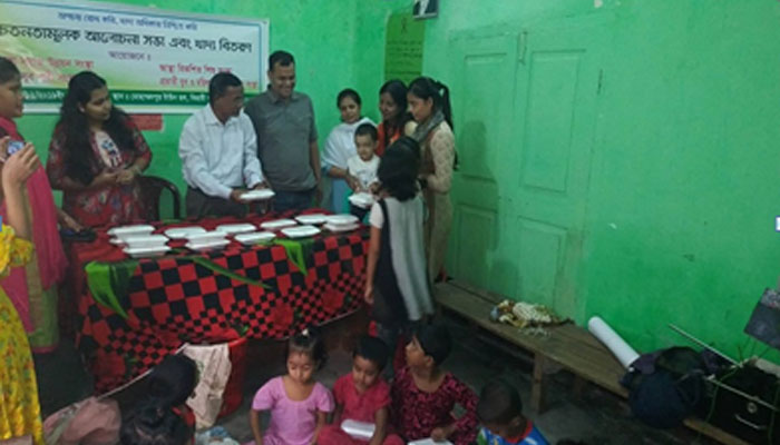 দুস্থ শিশুদের মাঝে খাবার বিতরণ