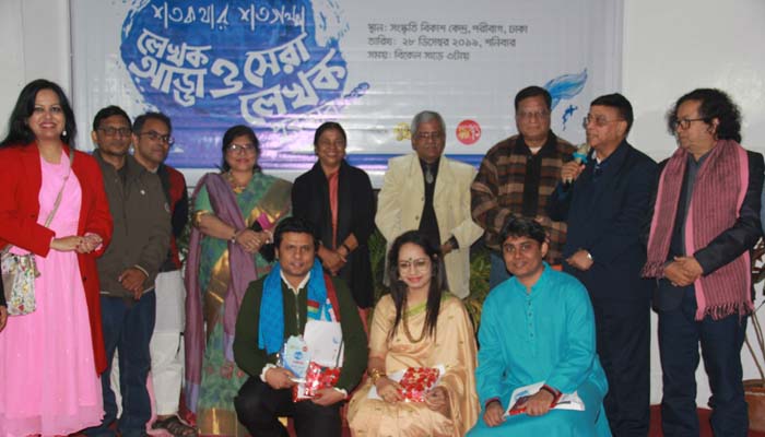 শত কথায় গল্প লিখে পুরস্কার পেলেন ৭ লেখক