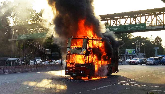 রাজধানীর বিমানবন্দর সড়কে দোতলা বাসে আগুন