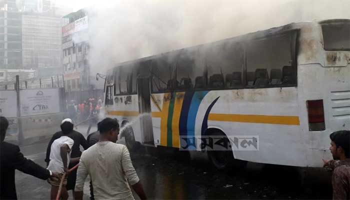 কারওয়ানবাজারে যাত্রীবাহী বাসে আগুন