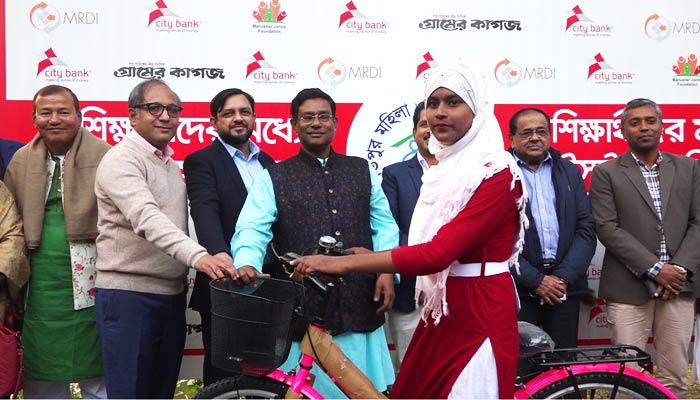 শার্শায় ৪১ দরিদ্র স্কুলছাত্রী পেল বাইসাইকেল