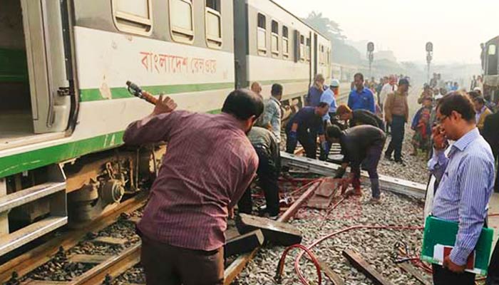 চট্টগ্রামে ডেমু ট্রেন লাইনচ্যুত