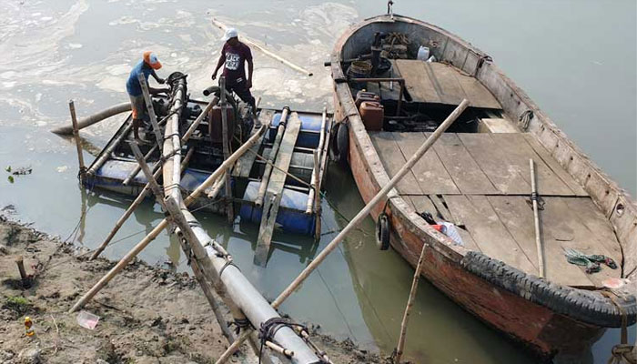 অবৈধভাবে বালু উত্তোলন করায় ৩ লাখ টাকা জরিমানা, ড্রেজার জব্দ