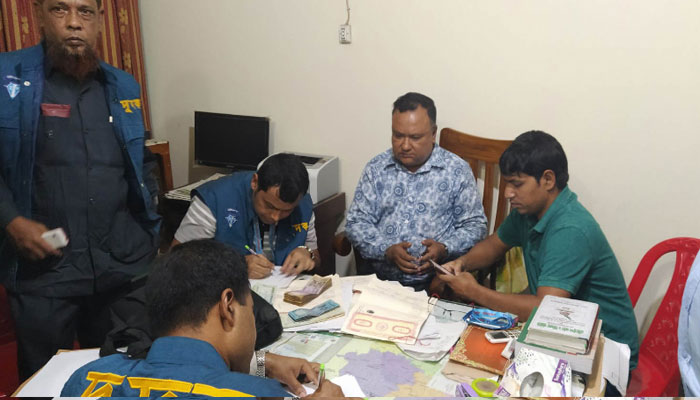 ঘুষের টাকাসহ ধরা শ্রীবরদীর সাব-রেজিস্ট্রার