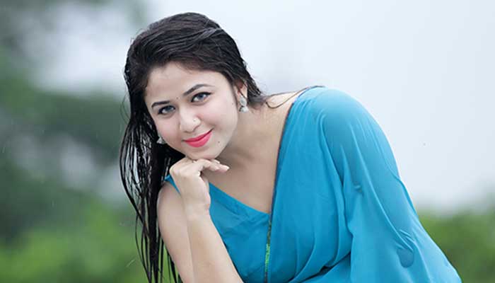 ‘কেউ জায়গা ছেড়ে দেয় না, করে নিতে হয়'