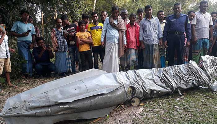 গফরগাঁওয়ে বিমান থেকে ভেঙে পড়ল তেলের ট্যাংকার