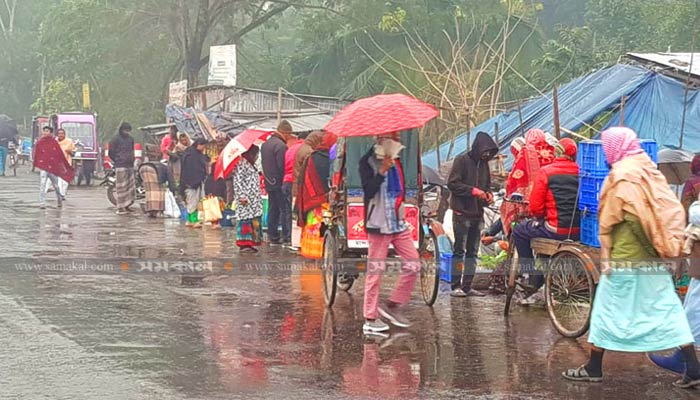 গোপালগঞ্জে বৃষ্টিতে বেড়েছে শীতের তীব্রতা