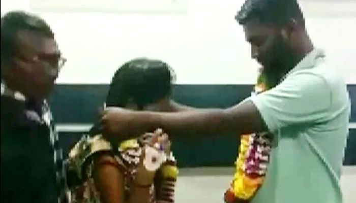 আইসিইউতে প্রেমিকাকে বিয়ে