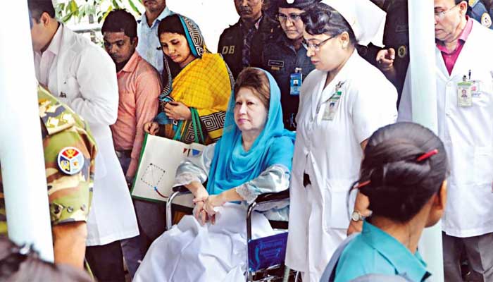 'খালেদা জিয়া ওঠা-বসা কিছুই করতে পারছেন না'