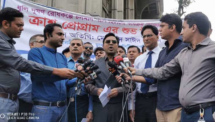 ধূলিদূষণ রোধে ডিএসসিসির পানি ছিটানোর ক্র্যাশ প্রোগ্রাম