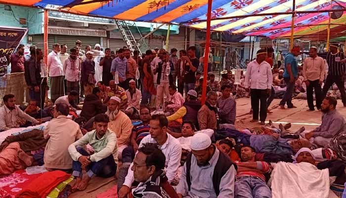 খুলনায় অসুস্থ হয়ে পড়ছেন অনশনরত পাটকল শ্রমিকরা