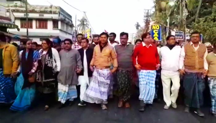 লুঙ্গি পরে রাস্তায় তৃণমূল নেতারা