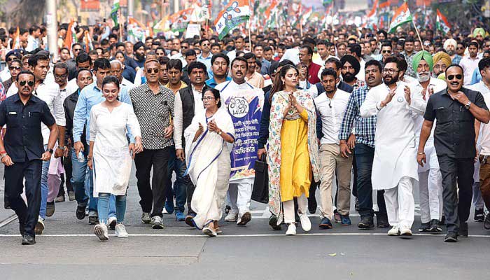 মমতার একপাশে মিমি অন্যপাশে নুসরাত