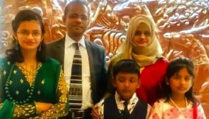 লরির ধাক্কায় ২ মেয়েসহ বাংলাদেশ ব্যাংক কর্মকর্তা নিহত