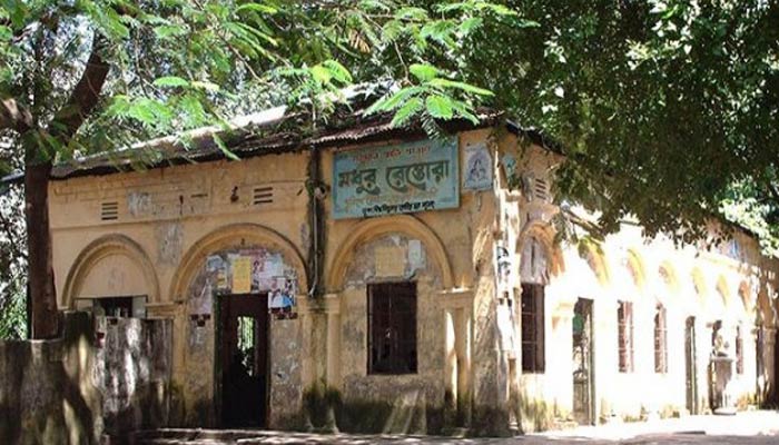 মধুর ক্যান্টিনের সামনে বিস্ফোরণের শব্দ