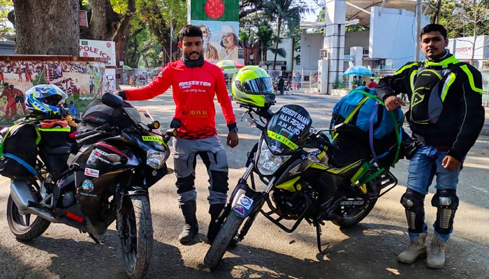 মোটরসাইকেলে ভারত ও পাকিস্তান ভ্রমণে ৩ তরুণ