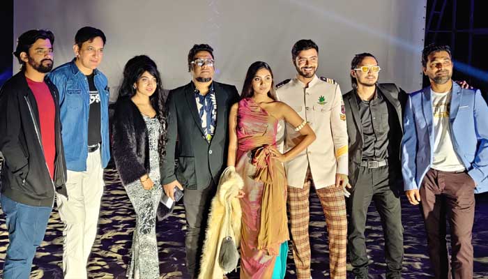 সমুদ্র সৈকতে ’ন ডরাই’ ছবির প্রদর্শনী