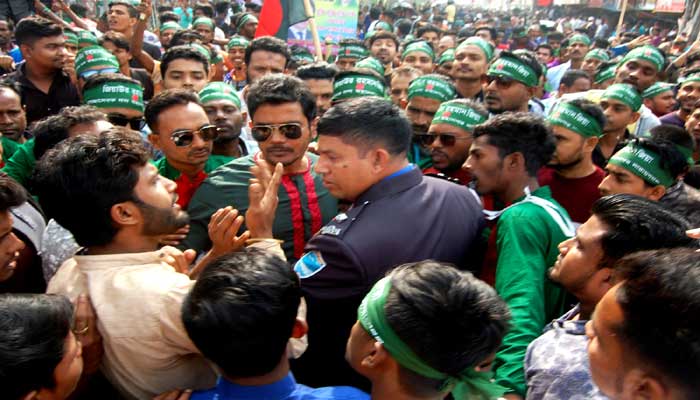 বিজয় র‌্যালির ব্যানার কেড়ে নেওয়ায় পুলিশ কর্মকর্তার ওপর হামলা