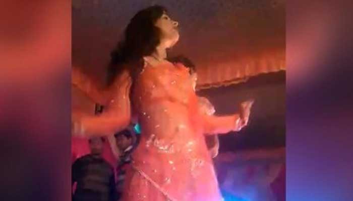 নাচ থামানোয় নর্তকীর মুখে গুলি