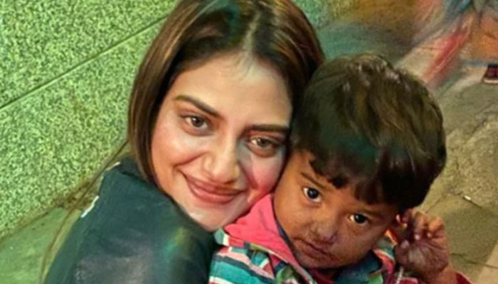 খুদে বেলুন বিক্রেতার প্রতি নুসরাতের ভালোবাসা