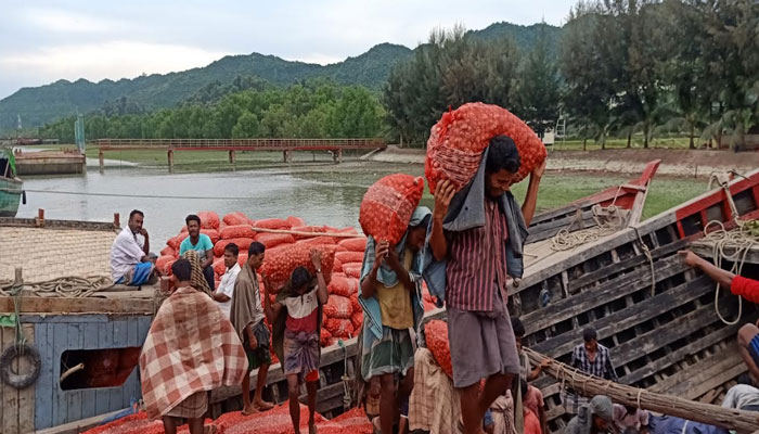 টেকনাফ বন্দরে আরও ১৩শ' টন পেঁয়াজ খালাস