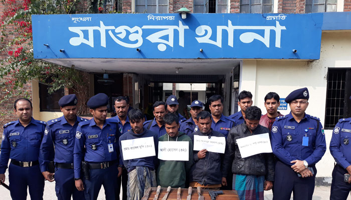 মাগুরায় দেশীয় অস্ত্রসহ ডাকাত দলের ৪ সদস্য আটক