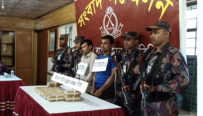 টেকনাফে দেড় লাখ ইয়াবাসহ দুই মাদক কারবারি আটক