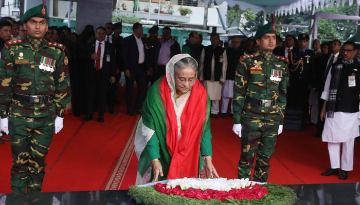 বঙ্গবন্ধুর প্রতিকৃতিতে প্রধানমন্ত্রীর শ্রদ্ধা