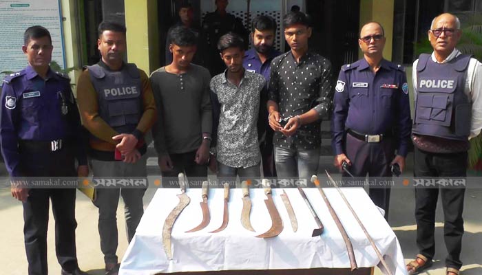 লক্ষ্মীপুরে দেশীয় অস্ত্রসহ ৩ ডাকাত আটক