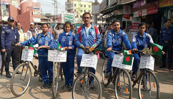 মুক্তিযোদ্ধাদের শ্রদ্ধা জানাতে সাইকেলে ভারত থেকে বাংলাদেশে