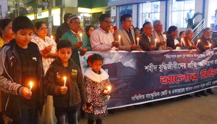 বুদ্ধিজীবীদের স্মরণে রাজশাহীতে আলোর মিছিল