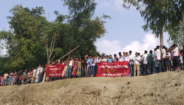 জিঞ্জিরামে ভাঙন রোধের দাবিতে মানববন্ধন