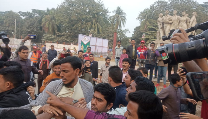 ঢাবিতে ভিপি নুরের সমাবেশে হামলা