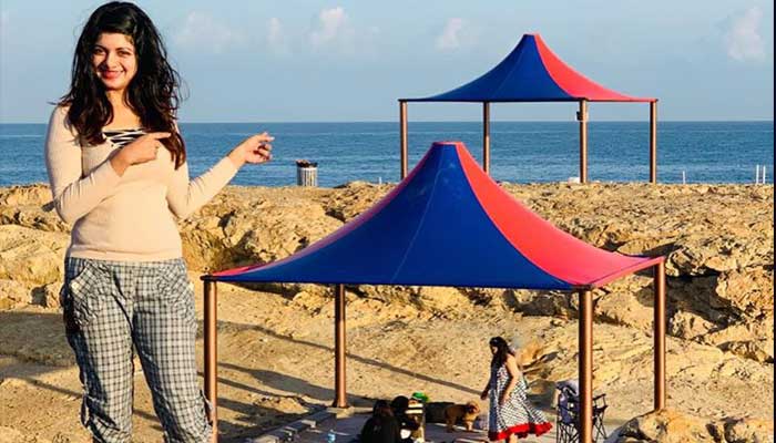 ‘ছোট্ট দ্বীপে বোটটি আমাদের নামিয়ে দিয়ে চলে গেল’