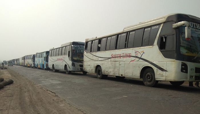 ঘন কুয়াশায় দৌলতদিয়ায় ফেরি পারাপার ব্যাহত, অপেক্ষায় বাসযাত্রীরা