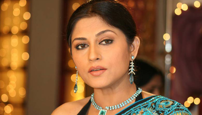 বাংলাদেশ থেকে ভারতে যাওয়া নিয়ে টুইট, বিতর্কে রুপা