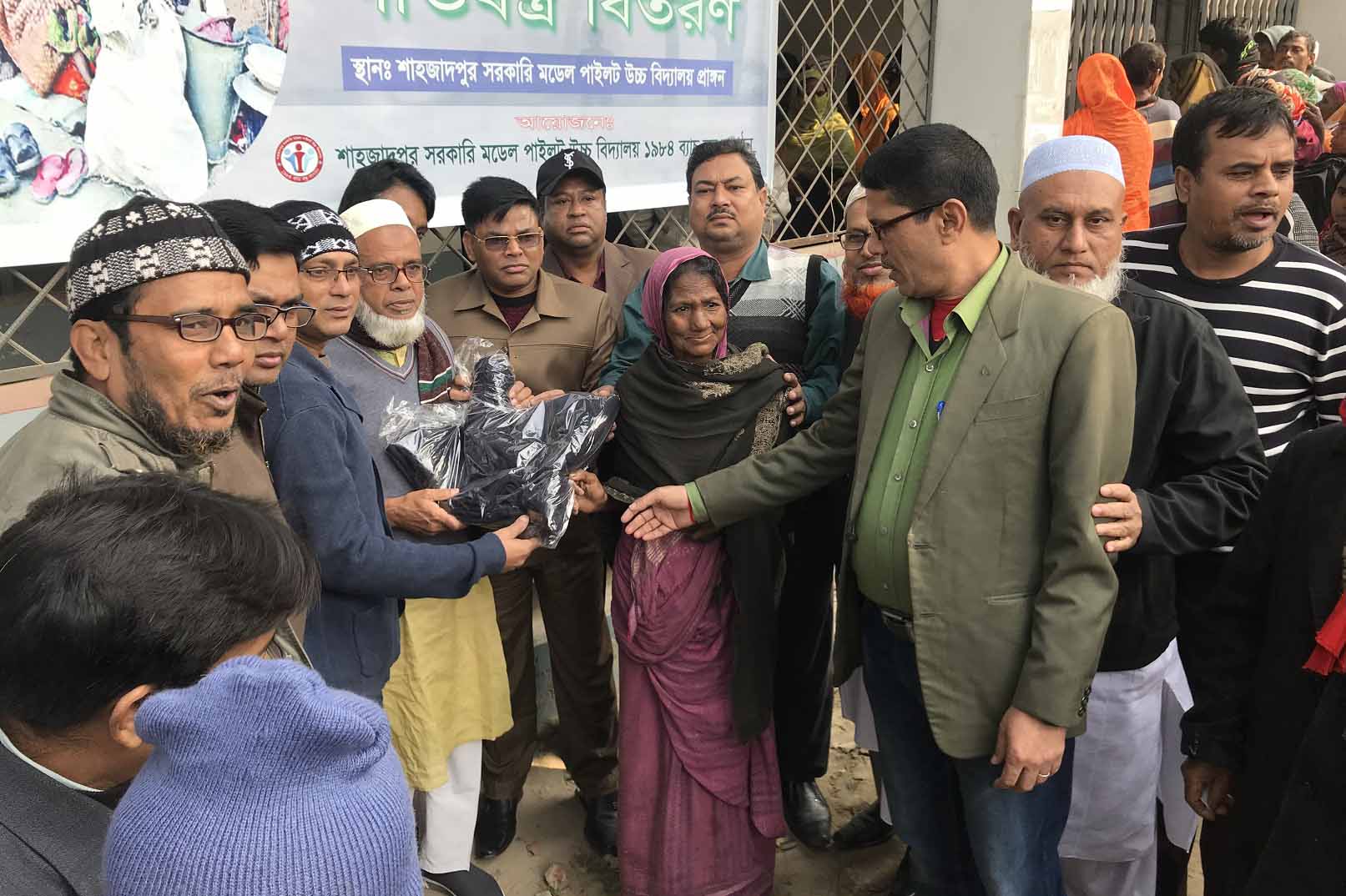 শাহজাদপুরে শীতার্তদের মাঝে শীতবস্ত্র বিতরণ