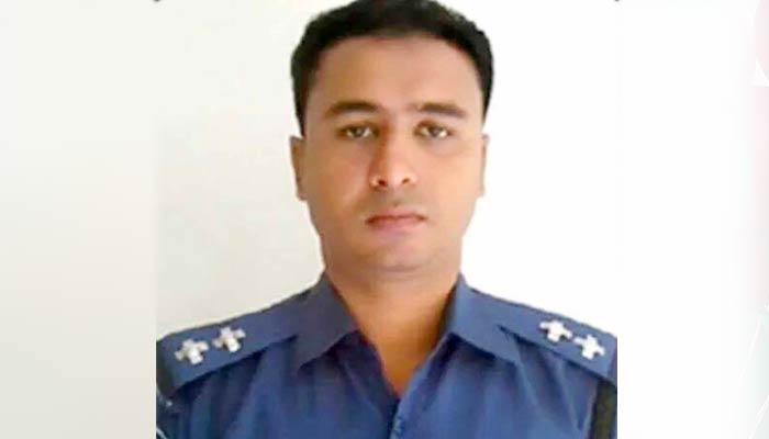 বিদেশিকে ভয় দেখিয়ে নেওয়া টাকা ফেরত দিলেন এসআই