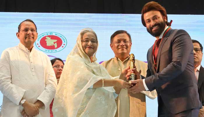 প্রধানমন্ত্রীর কাছ থেকে জাতীয় চলচ্চিত্র পুরস্কার নিলেন তারকারা