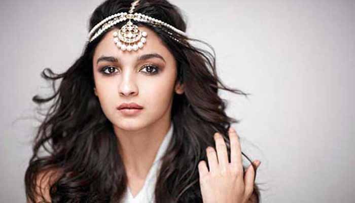 বলিউড তারকাদের সৌন্দর্যের গোপন রহস্য