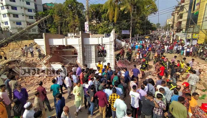 সিলেটে মসজিদের মিনার ভেঙে সড়কে, আহত ১