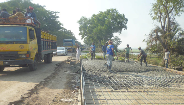 মেরামত কাজে ধীরগতি, যানজটে নাকাল যাত্রীরা