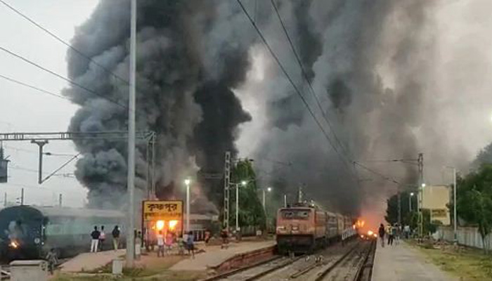 নাগরিকত্ব আইনের প্রতিবাদে উত্তাল পশ্চিমবঙ্গ, ট্রেনে-বাসে আগুন