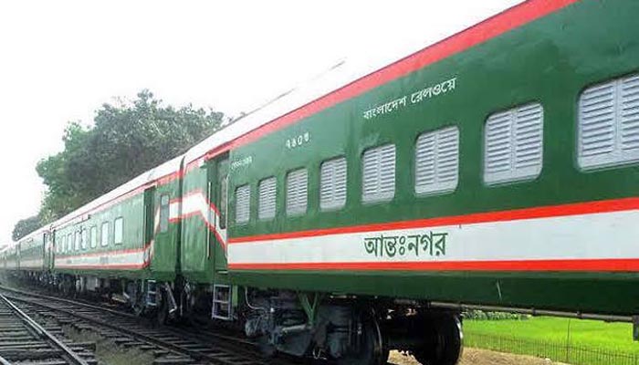 কাউন্টারে টিকিট রেখে যাত্রীদের বলে সিট নেই