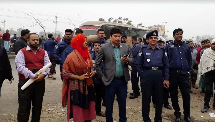 বুড়িচং নিমসার বাজারে কলেজ ফটকের অবৈধ স্থাপনা উচ্ছেদ